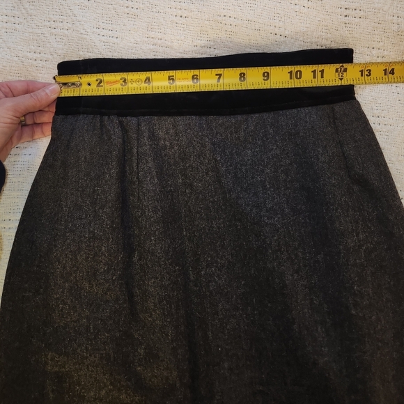 Elegant Gray and Black Wool Women's Valentino Miss V Skirt - Picture 5 of 14